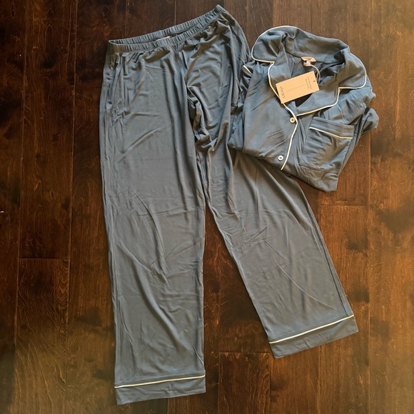 NEW WITH TAGS Eberjey Charcoal Pajama Set with White Trim - Picture 7 of 9